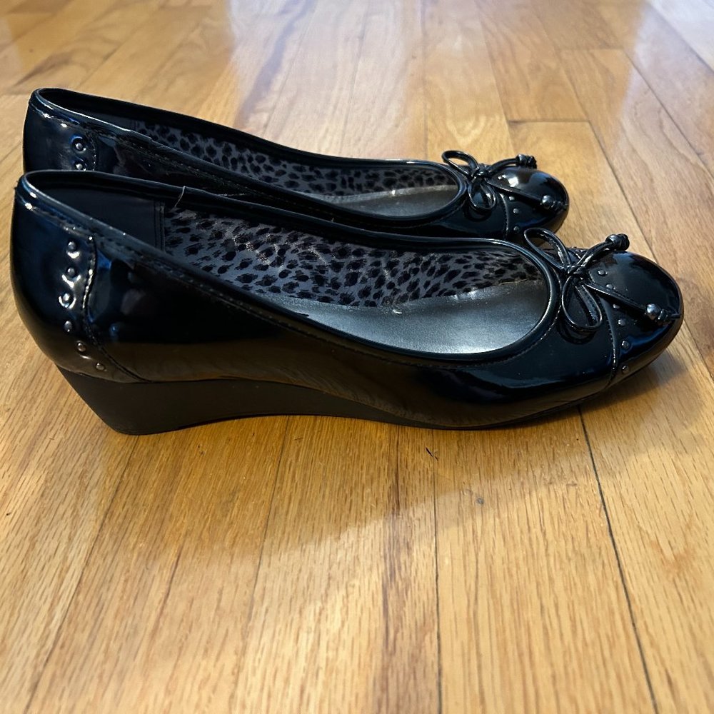 Black patent leather Anne Klein shoes in 8M